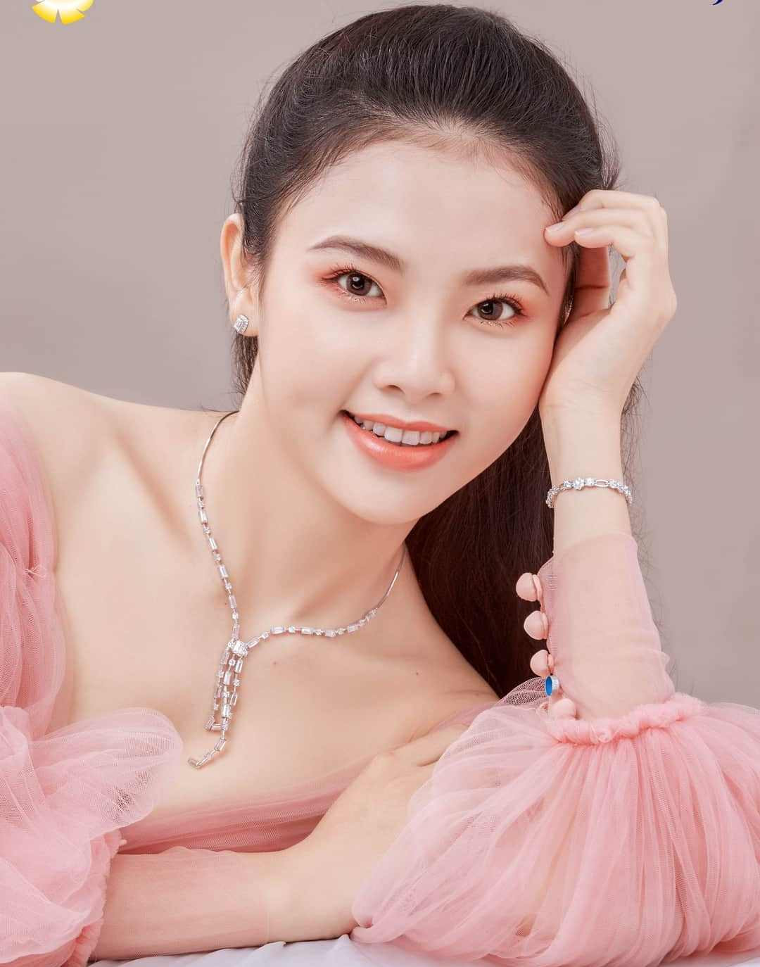 Nữ sinh ĐH FPT Cần Thơ - Đoá hướng dương rực rỡ hướng về mặt trời ảnh 2