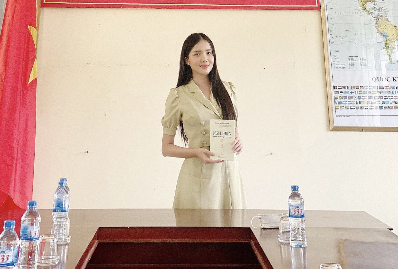 Hoa khôi Huỳnh Thúy Vi tặng sách cho người dân trong khu cách ly phòng dịch COVID ảnh 7