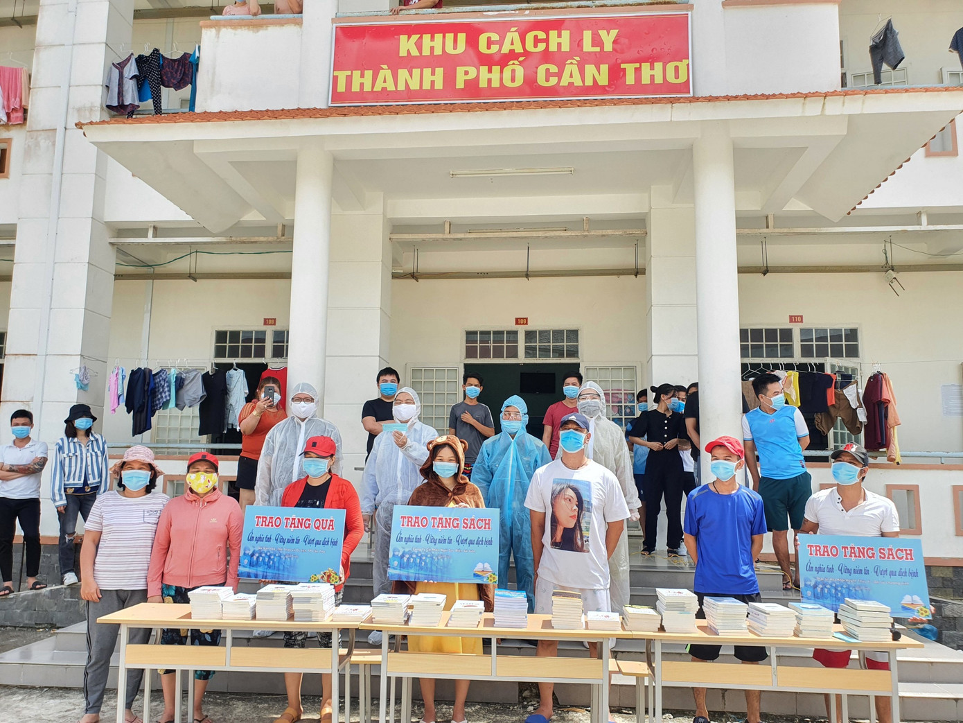 Hoa khôi Huỳnh Thúy Vi tặng sách cho người dân trong khu cách ly phòng dịch COVID ảnh 5