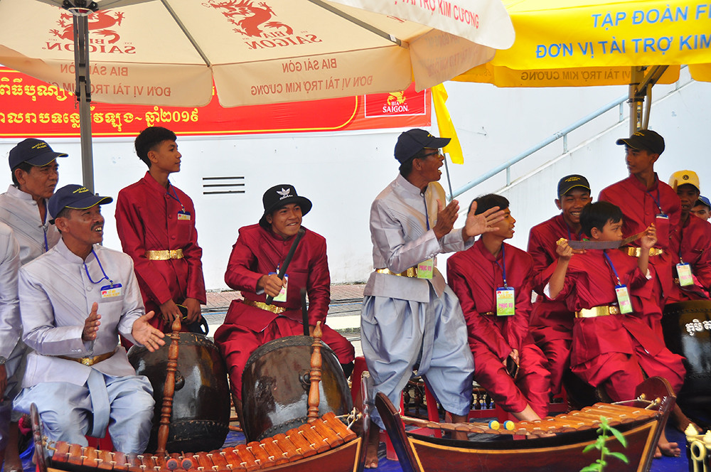 Nghìn người đứng kín bờ sông mê mải xem đua ghe ngo ở Sóc Trăng ảnh 3