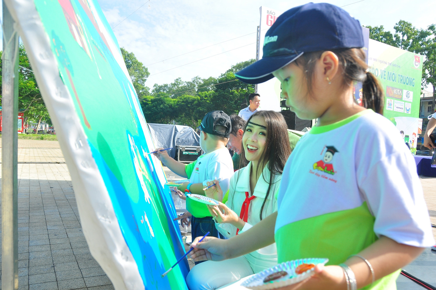 Sôi nổi ngày hội mang đồ nhựa đến đổi quà ảnh 18