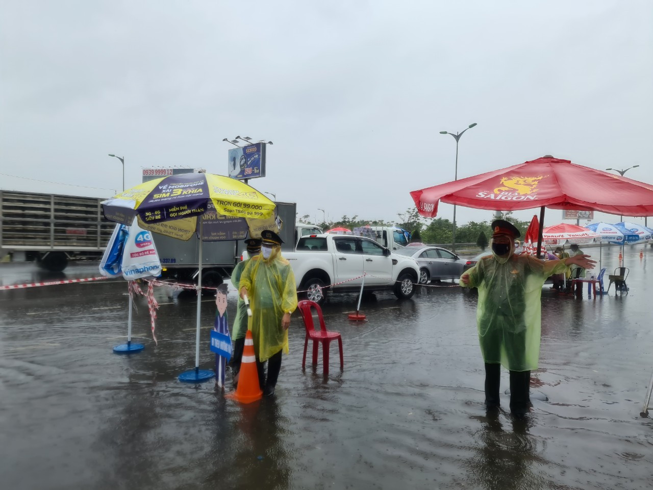 Cảm động tình nguyện viên Cần Thơ dầm mưa giúp dân chống dịch ảnh 7