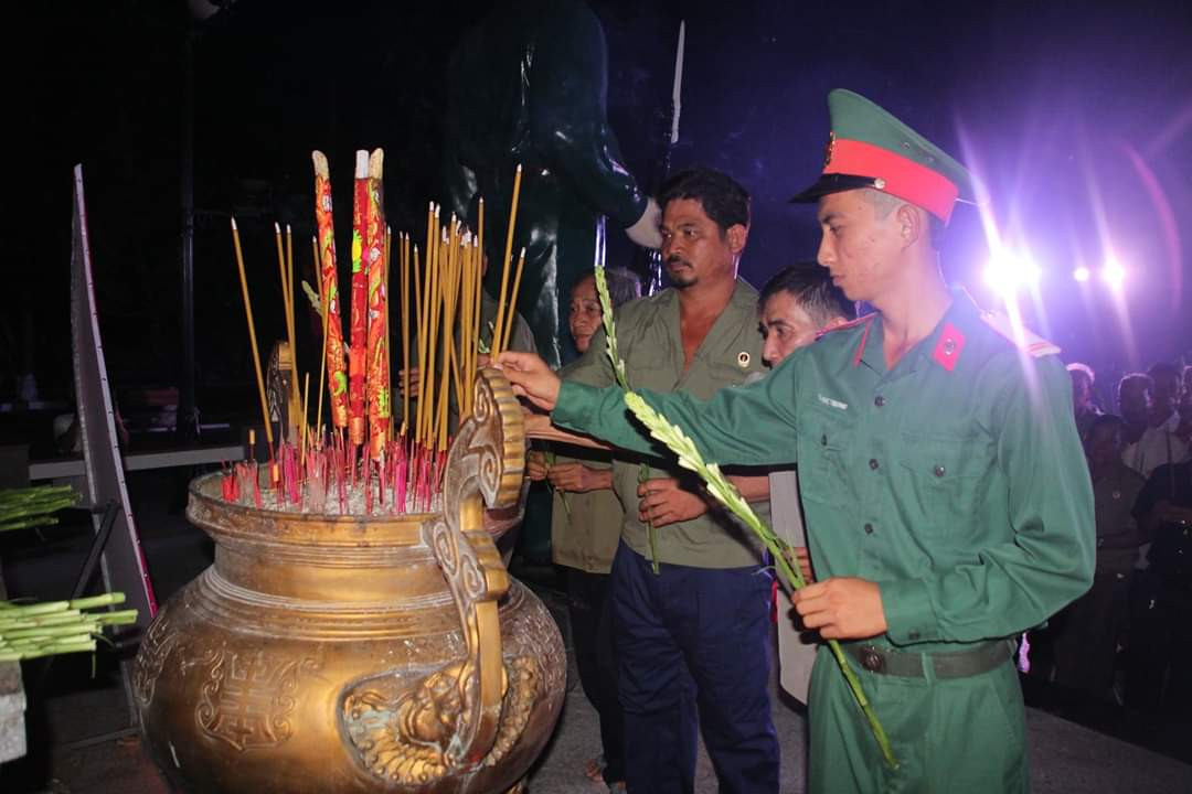 Hơn 1.000 đoàn viên, thanh niên Nha Trang thắp nến tri ân các anh hùng liệt sĩ ảnh 9