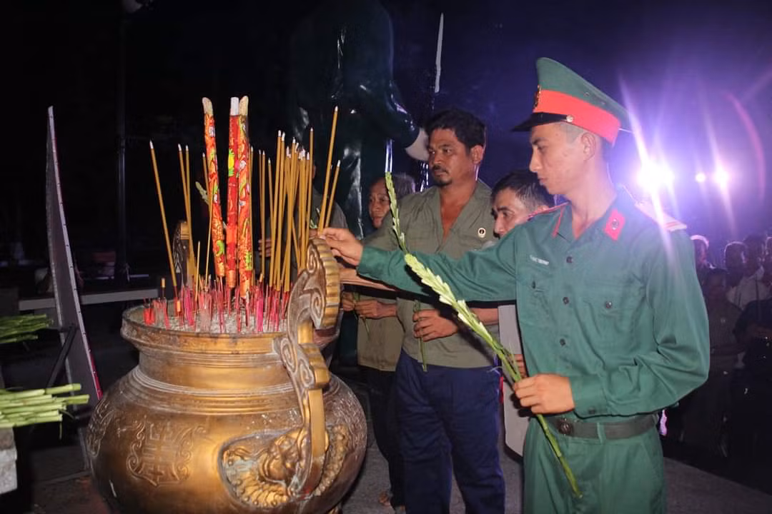 Hơn 1.000 đoàn viên, thanh niên Nha Trang thắp nến tri ân các anh hùng liệt sĩ ảnh 9