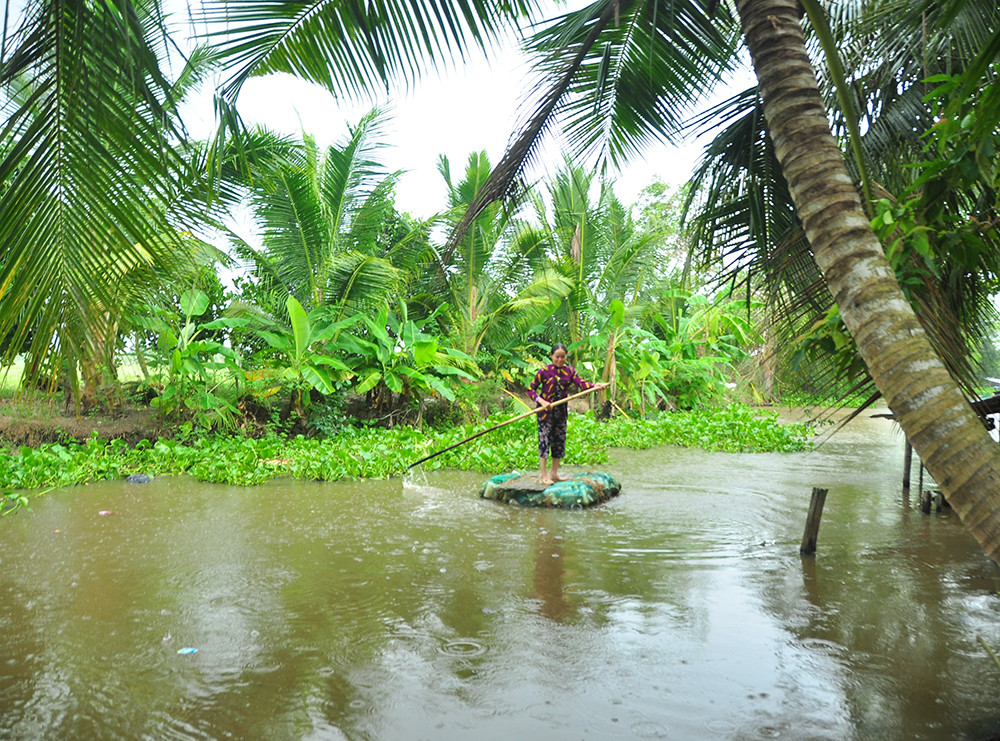 Độc đáo chiếc bè từ vỏ chai nhựa vừa bảo vệ môi trường vừa phục vụ đi lại ảnh 3