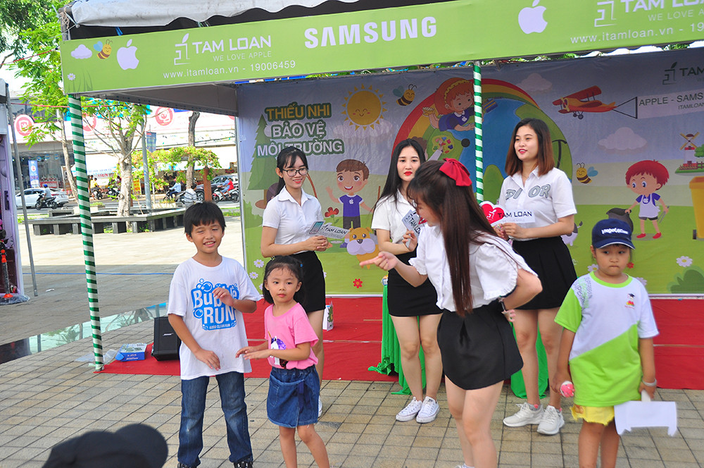 Sôi nổi ngày hội mang đồ nhựa đến đổi quà ảnh 8