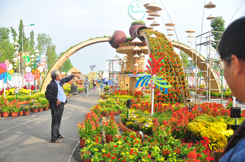 'Trâu lái phi thuyền' và nhiều mô hình đẹp mắt tại đường hoa Xuân Cần Thơ ảnh 10
