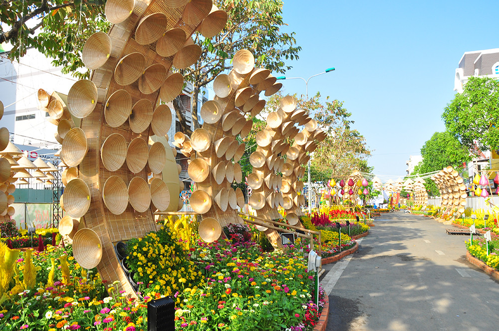 Đường hoa xuân Cần Thơ được làm từ 85 nghìn chậu phục vụ du khách ảnh 19