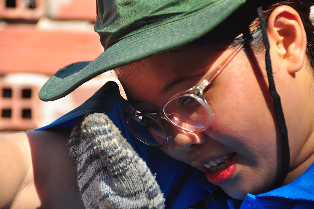 Những cô gái ướt mồ hôi trộn vữa xây công trình nhân ái ảnh 7