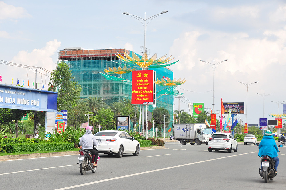 Đường phố Cần Thơ rợp bóng cờ hoa chào mừng Đại hội Đảng ảnh 9