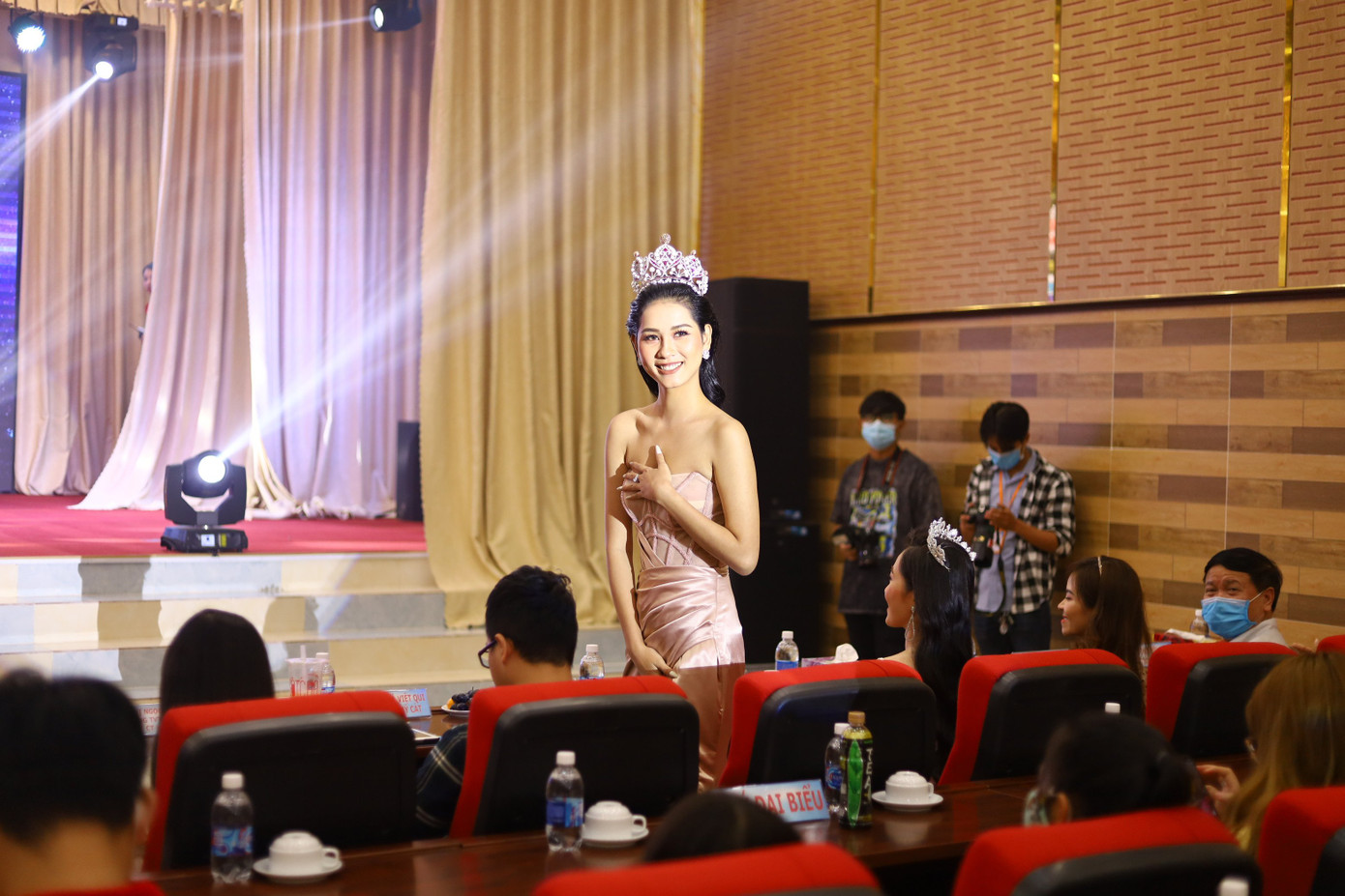 Các thí sinh khoe sắc trong bán kết Hoa khôi Đại học Nam Cần Thơ ảnh 2