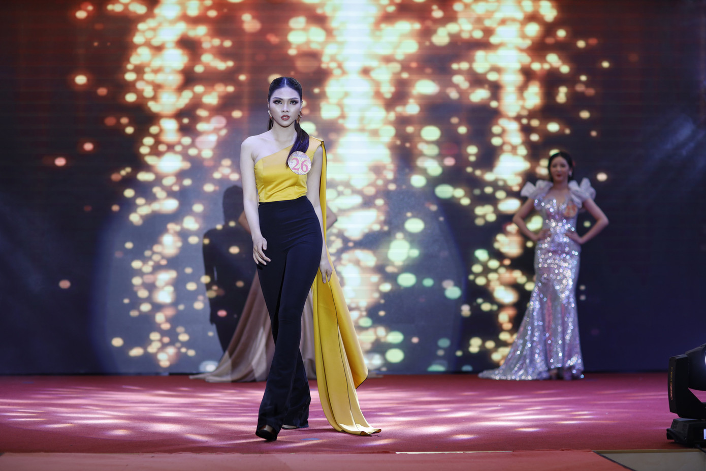 Các thí sinh khoe sắc trong bán kết Hoa khôi Đại học Nam Cần Thơ ảnh 3