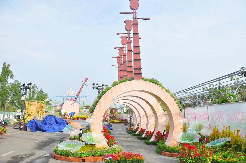 'Trâu lái phi thuyền' và nhiều mô hình đẹp mắt tại đường hoa Xuân Cần Thơ ảnh 11
