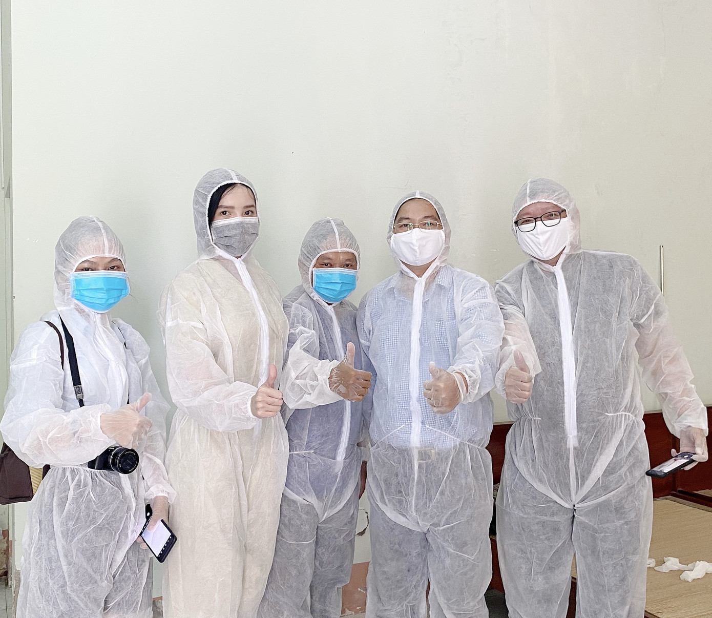 Hoa khôi Huỳnh Thúy Vi tặng sách cho người dân trong khu cách ly phòng dịch COVID ảnh 8