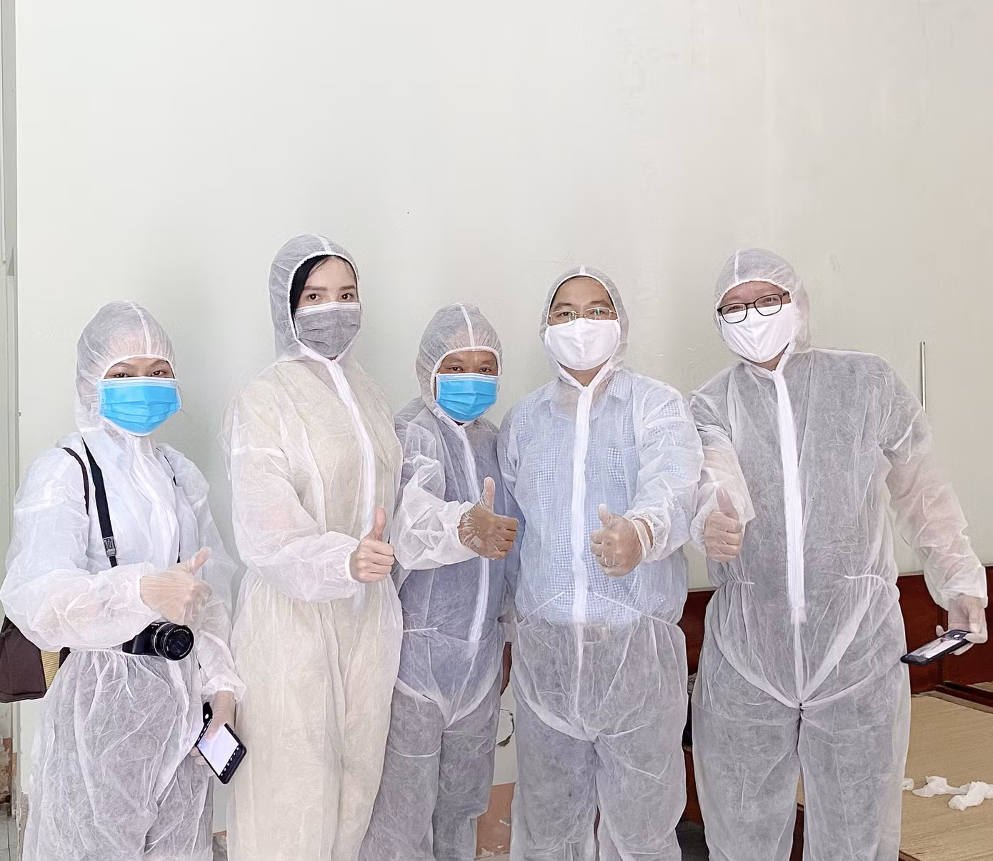 Hoa khôi Huỳnh Thúy Vi tặng sách cho người dân trong khu cách ly phòng dịch COVID ảnh 8
