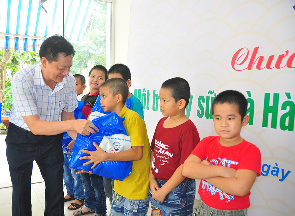 Bí thư Trung ương Đoàn tặng quà cho thiếu nhi Cần Thơ ảnh 4