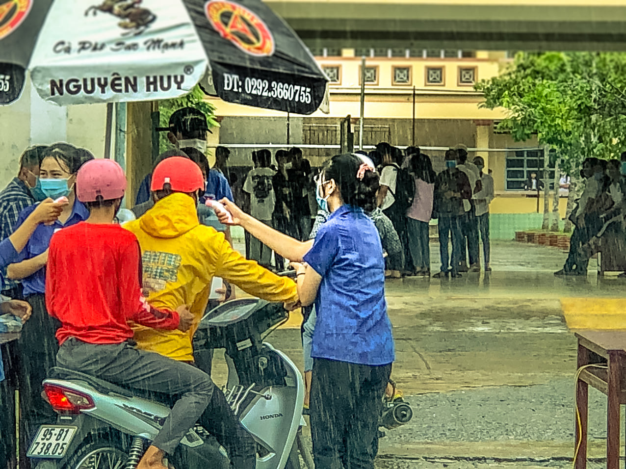 Cảm động tình nguyện viên dầm mưa hỗ trợ thí sinh thi tốt nghiệp THPT ảnh 2