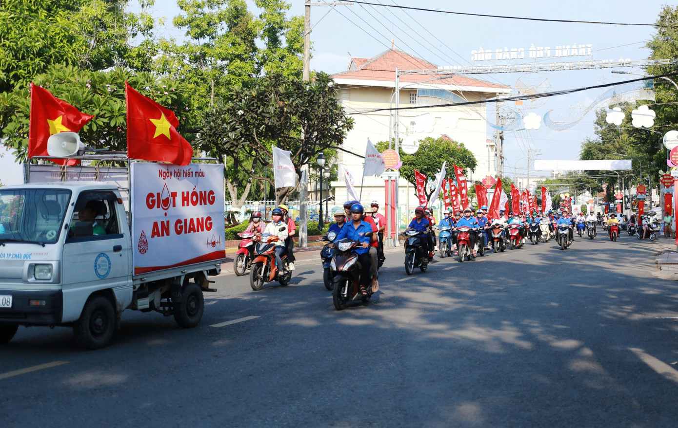 Nhiều hoạt động ý nghĩa của Hành trình Đỏ tại quê hương Bác Tôn ảnh 5