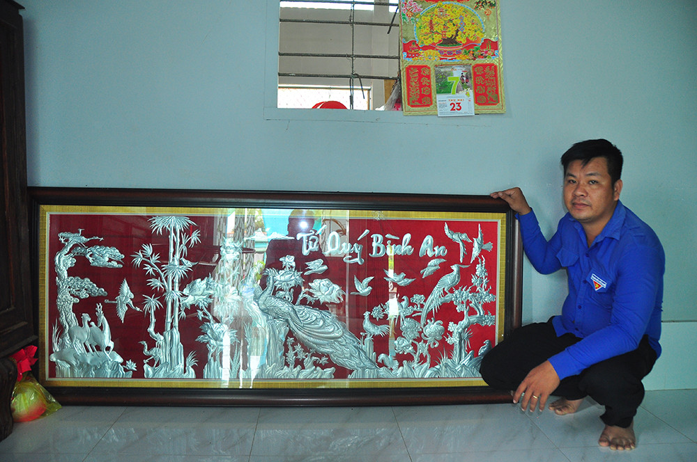 Độc đáo tranh làm từ đồ tái chế của phó Bí thư xã đoàn ảnh 11