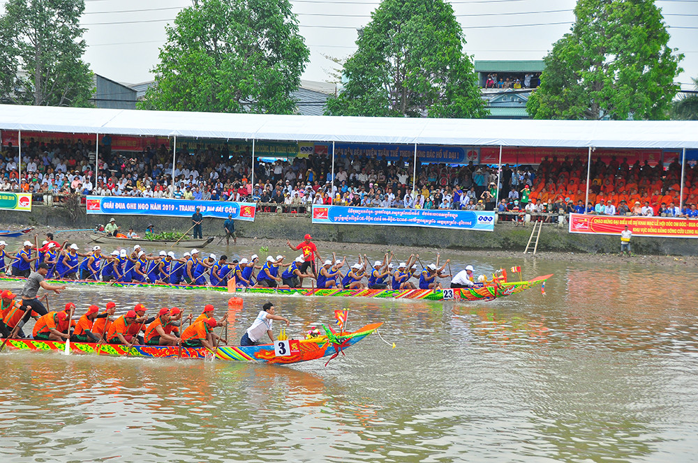 Nghìn người đứng kín bờ sông mê mải xem đua ghe ngo ở Sóc Trăng ảnh 2