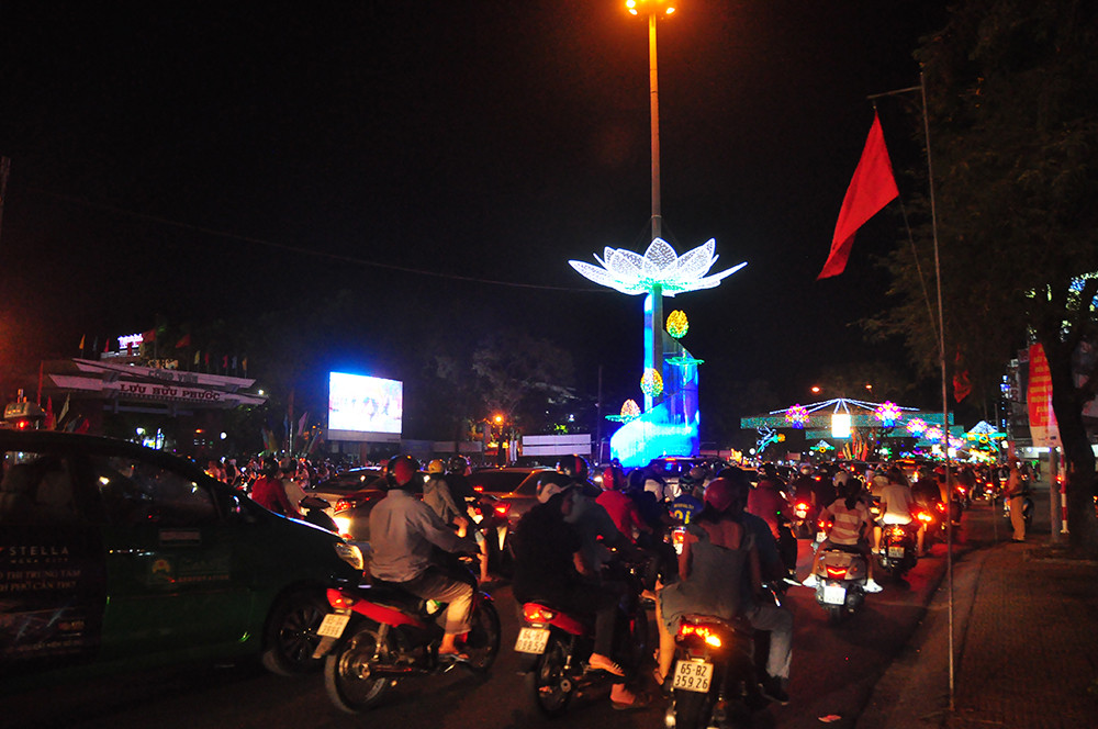 Nghìn người đổ về Cần Thơ đón Giao thừa ảnh 4