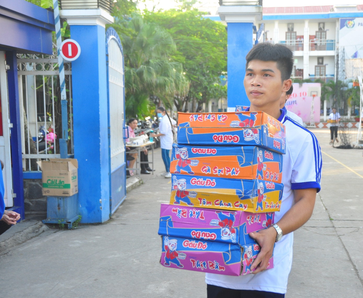 Chuyến xe của tuổi trẻ Cần Thơ đến với đồng bào miền Trung ảnh 7