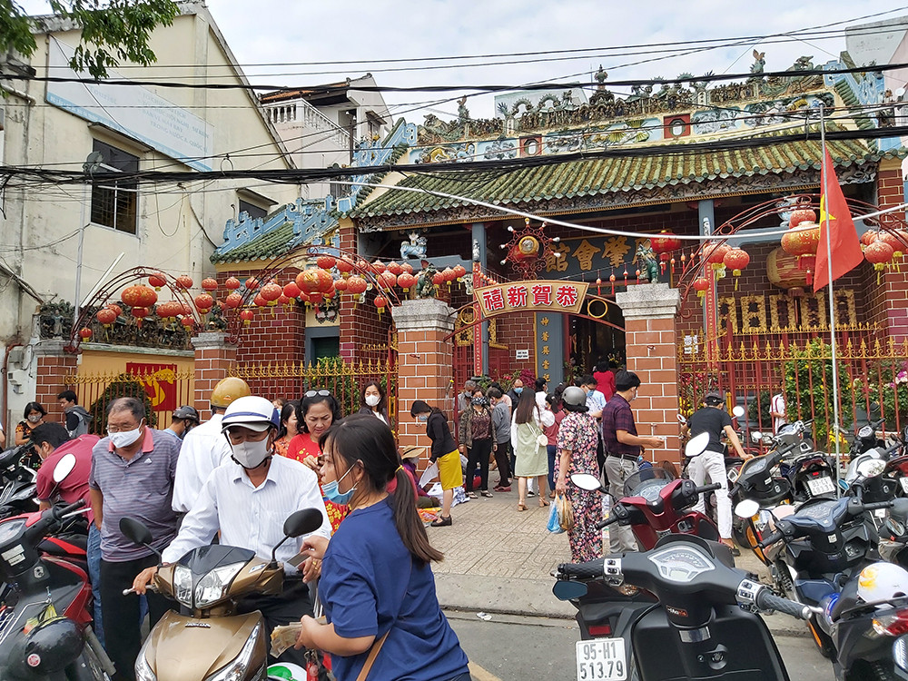 Đông nghịt người viếng chùa ngày đầu năm mới ở Cần Thơ ảnh 7