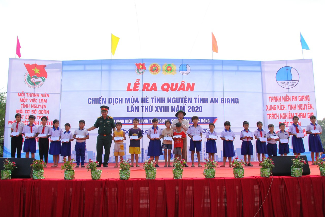 Anh Phan Duy Bằng - Phó Bí thư Tỉnh đoàn An Giang nói rằng chiến dịch năm nay tập trung vào giải quyết những việc mới, việc khó với các mô hình tình nguyện sáng tạo và việc làm thiết thực góp phần xây dựng thành công nông thôn mới; đồng thời còn là môi trường và cơ hội để tuổi trẻ trong toàn tỉnh trải nghiệm, rèn luyện, phát huy tiềm năng, sức trẻ chung tay xây dựng Nông thôn mới và văn minh đô thị. Để chiến dịch đạt kết quả cao nhất, Phó Bí thư Tỉnh đoàn An Giang yêu cầu các cấp bộ Đoàn thực hiện tốt công tác tuyên truyền các hoạt động tình nguyện tại địa phương thông qua các phương tiện truyền thông đảm bảo tính kịp thời và chuẩn xác. Đồng thời, nghiêm túc thực hiện công tác đối ứng các nguồn lực tại địa phương; Các đội hình cần được biên chế tinh gọn, có kế hoạch hoạt động khoa học và linh hoạt, phân công nhiệm vụ cụ thể cho từng chiến sĩ, giữ nghiêm nội quy kỷ luật. "Với sức trẻ, lòng nhiệt huyết và trái tim nhân ái, các bạn sẽ đem những kiến thức đã được tích luỹ trong nhà trường, trong cuộc sống để giúp đỡ cộng đồng. Mỗi hoạt động, mỗi việc làm của các bạn đều thể hiện tình cảm, trách nhiệm đối với quê hương đất nước", anh Bằng nhấn mạnh. Sau lễ, Tỉnh đoàn An Giang cùng các đơn vị khánh thành Cầu Hy vọng 86 - Cầu Trại Trị (xã Bình Phước Xuân); tặng 06 bộ mô hình trải nghiệm về ATGT cho thiếu nhi; tặng 50 phần quà cho địa phương thực hiện công tác đền ơn đáp nghĩa, thăm và tặng 22 phần quà cho Mẹ Việt Nam anh hùng; tham gia đổ bê tông đoạn đường nông thôn trên địa bàn xã Long Điền A chiều dài 600m.... tổng giá trị các công tình là 1,3 tỷ đồng. Hội LHTN Hà Nội kết nạp thêm CLB xe bán tải địa hình - PVC Ngày 11/7, Thành Đoàn - Hội LHTN TP Hà Nội tổ chức Lễ công bố Quyết định thành lập CLB xe bán tải địa hình Việt Nam trực thuộc Hội LHTN TP Hà Nội và phát động chương trình “Đường đi khó - có chúng tôi” với sự tham gia của 400 đại diện cho hơn 1000 hội viên trên toàn quốc. Giáo viên, học sinh xứ Huế trổ tài ‘Nét đẹp thầy trò’ Đây là lần đầu tiên, hội thi “Nét đẹp thầy trò” do Tỉnh Đoàn phối hợp với Sở GD&ĐT tỉnh TT-Huế tổ chức, thu hút gần 20 đơn vị trường học trên địa bàn tham gia. Đây cũng là địa phương đầu tiên trong cả nước tổ chức sân chơi đầy sức lôi cuốn, trí tuệ và cảm động này. 300 thí sinh tham dự Hội thi ‘Ánh sáng thời đại’ năm 2020 Sáng 11/7, tại Trường Đại học Công nghiệp TPHCM, Thành Đoàn TPHCM tổ chức lễ khai mạc Hội thi tìm hiểu chủ nghĩa Mác - Lênin và tư tưởng Hồ Chí Minh “Ánh sáng thời đại” năm 2020. Đại hội Cháu ngoan Bác Hồ tuyên dương 184 đội viên, thiếu nhi tiêu biểu Sáng 11/7, Ban Thường vụ Tỉnh đoàn - Hội đồng Đội tỉnh tổ chức Đại hội, tuyên dương Cháu ngoan Bác Hồ tiêu biểu năm 2020 lần thứ XII với chủ đề “Thiếu nhi Hà Tĩnh làm theo 5 điều Bác Hồ dạy”. Linh hoạt vận động hiến máu tình nguyện Không chỉ nhiệt tình tham gia hiến máu tình nguyện, anh Phạm Minh Khôi, Bí thư Huyện Đoàn Lương Tài (tỉnh Bắc Ninh) còn có nhiều cách thức vận động ĐVTN và người dân tham gia hiến máu. An Giang ra quân chiến dịch tình nguyện hè 2020 ảnh 5
