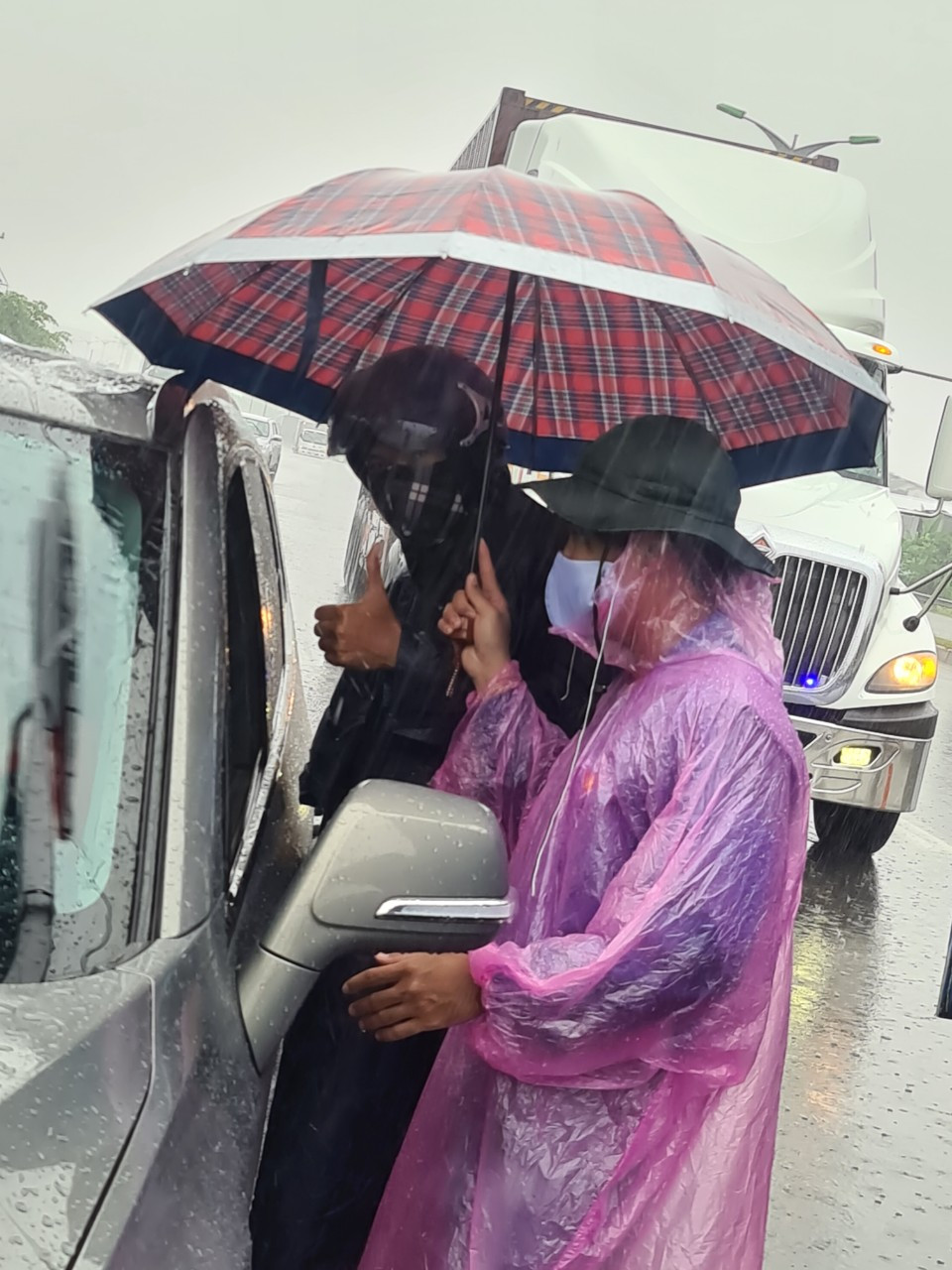 Cảm động tình nguyện viên Cần Thơ dầm mưa giúp dân chống dịch ảnh 2