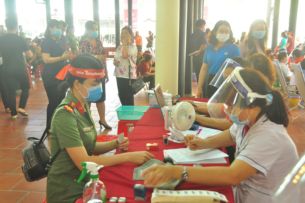 Nữ chiến sĩ công an sôi nổi trong ngày hội hiến máu Chủ nhật Đỏ ảnh 7