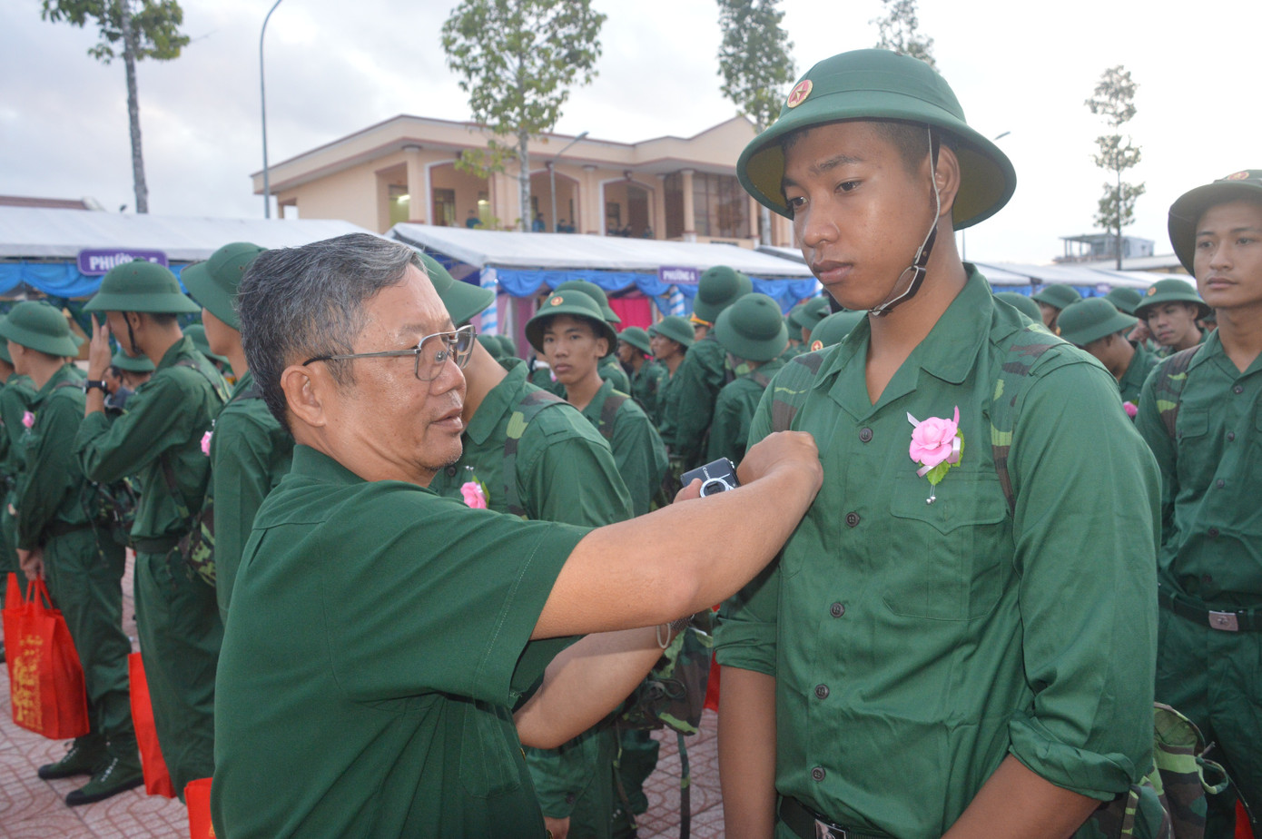 Hàng nghìn thanh niên ĐBSCL hăng hái lên đường bảo vệ tổ quốc ảnh 2