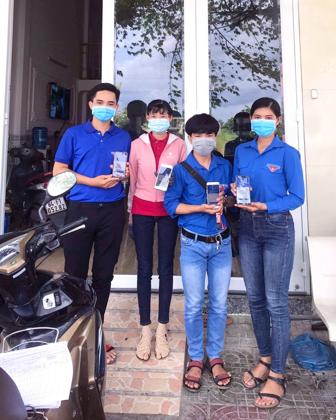 Thí sinh Hoa hậu Việt Nam 'gõ từng nhà' tuyên truyền phòng dịch COVID -19 ảnh 2