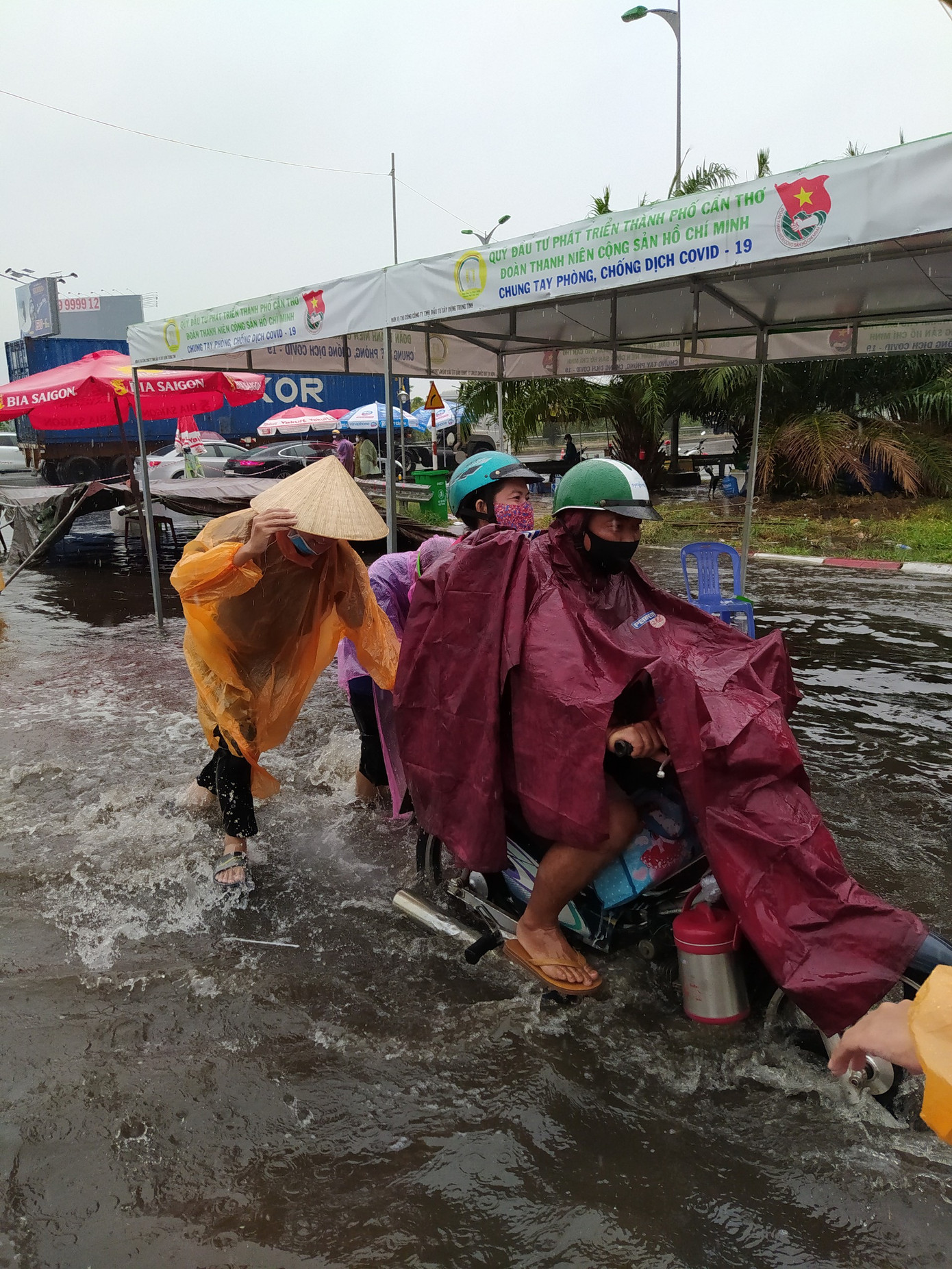 Cảm động tình nguyện viên Cần Thơ dầm mưa giúp dân chống dịch ảnh 8