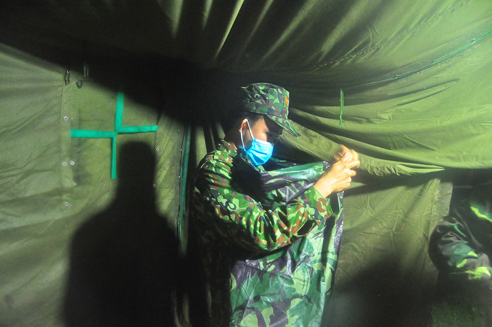 Chiến sỹ biên phòng trắng đêm phòng dịch nơi cửa ngõ biên cương ảnh 8