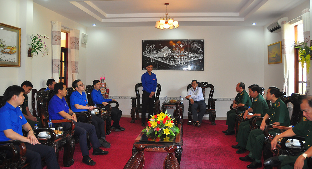 Bí thư Trung ương đoàn tặng quà chiến sĩ biên giới ảnh 3