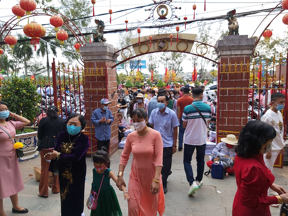 Đông nghịt người viếng chùa ngày đầu năm mới ở Cần Thơ ảnh 6