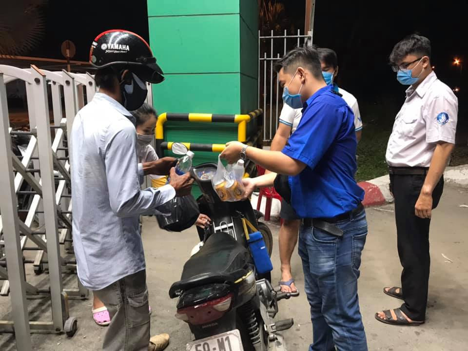 Tình nguyện viên chống dịch Cần Thơ góp tiền giúp đỡ xe ôm bị nạn ảnh 4