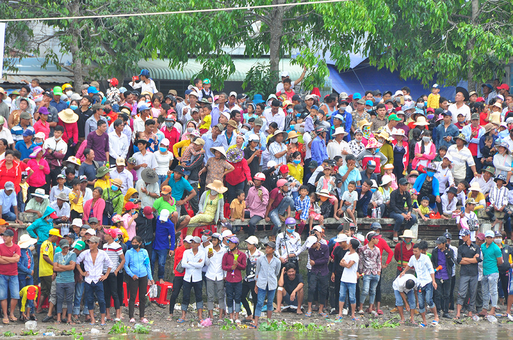 Nghìn người đứng kín bờ sông mê mải xem đua ghe ngo ở Sóc Trăng ảnh 9