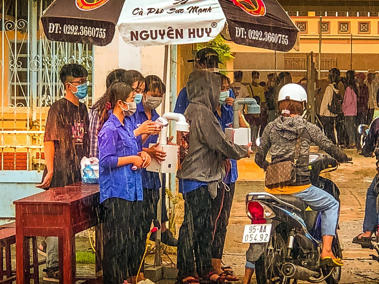 Cảm động tình nguyện viên dầm mưa hỗ trợ thí sinh thi tốt nghiệp THPT ảnh 6