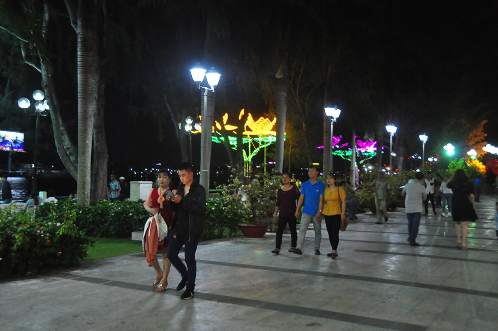 Nghìn người đổ về Cần Thơ đón Giao thừa ảnh 7