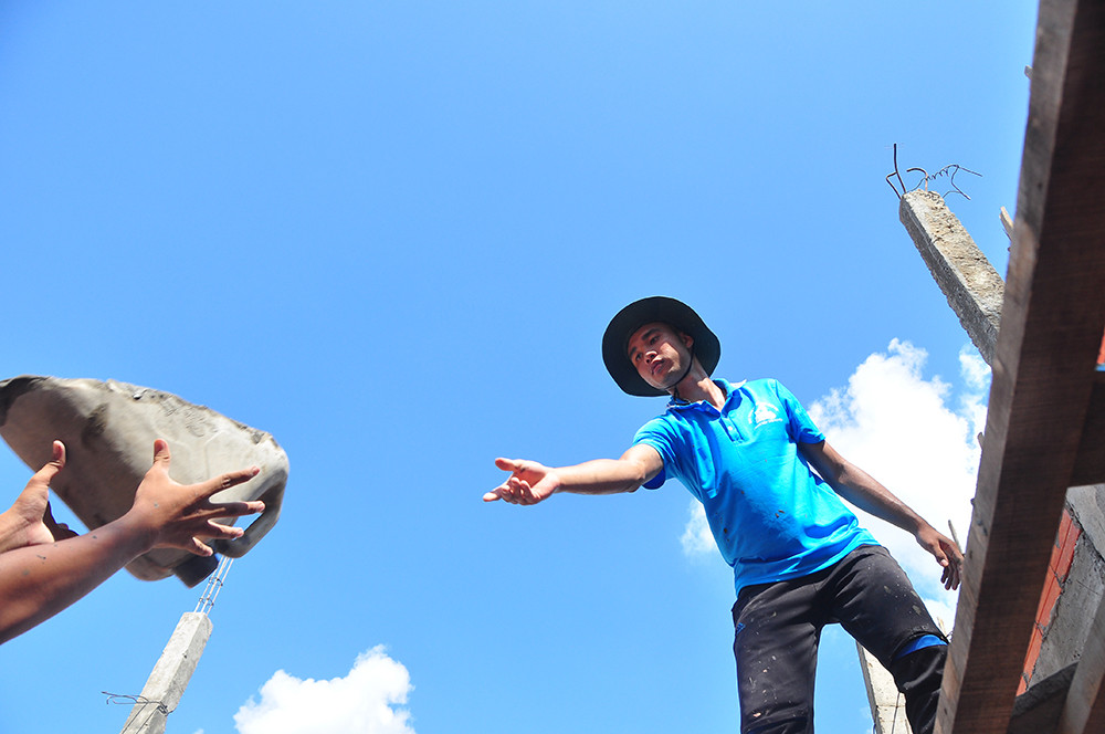 Chiến sỹ tình nguyện 'đội nắng' xây nhà giúp dân nghèo ảnh 8