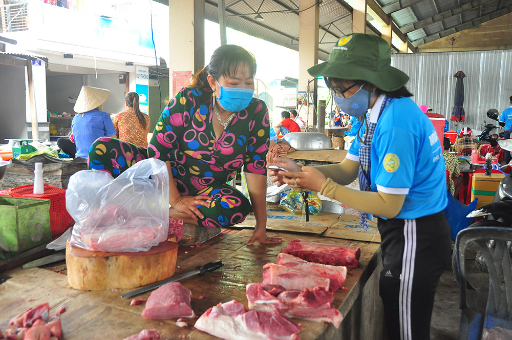 Những 'bóng hồng' tình nguyện không quản nắng mưa ảnh 13