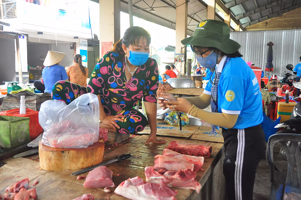 Những 'bóng hồng' tình nguyện không quản nắng mưa ảnh 13