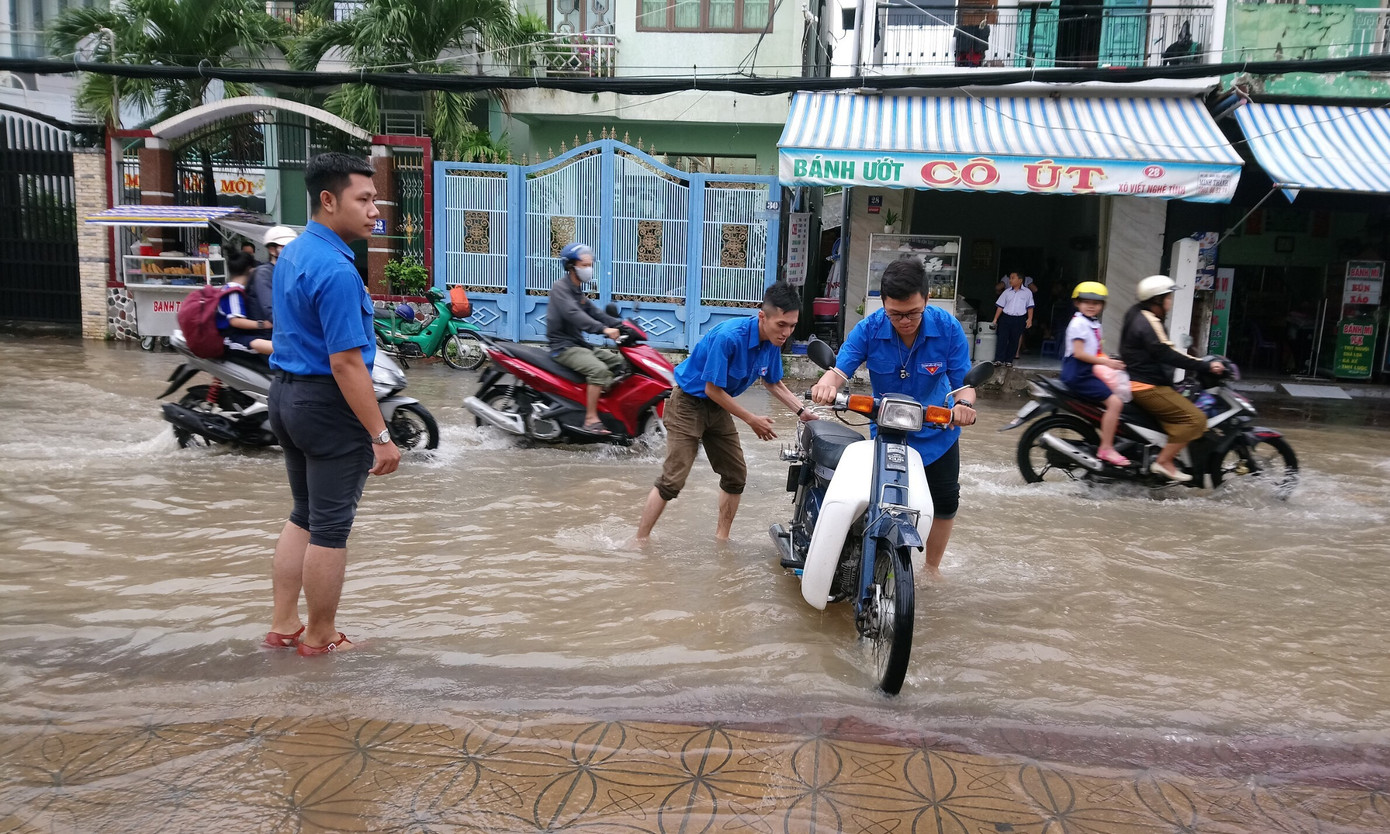 Áo xanh tình nguyện giúp dân vượt qua 'biển nước' ảnh 4