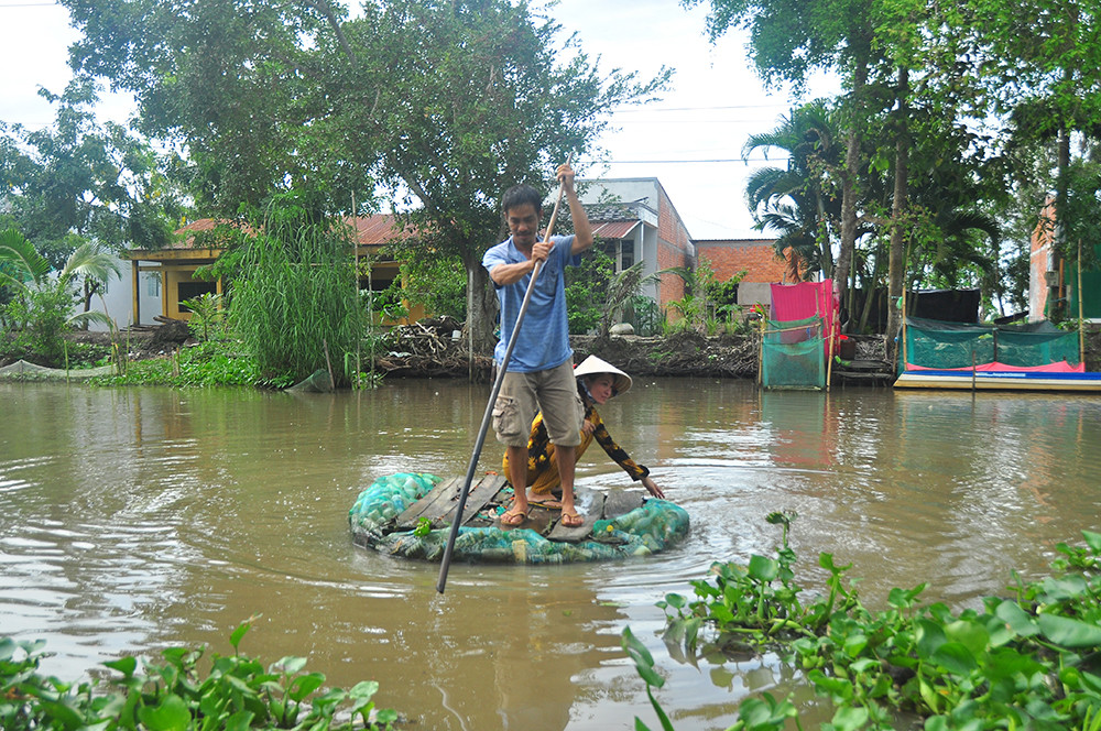 Độc đáo chiếc bè từ vỏ chai nhựa vừa bảo vệ môi trường vừa phục vụ đi lại ảnh 12