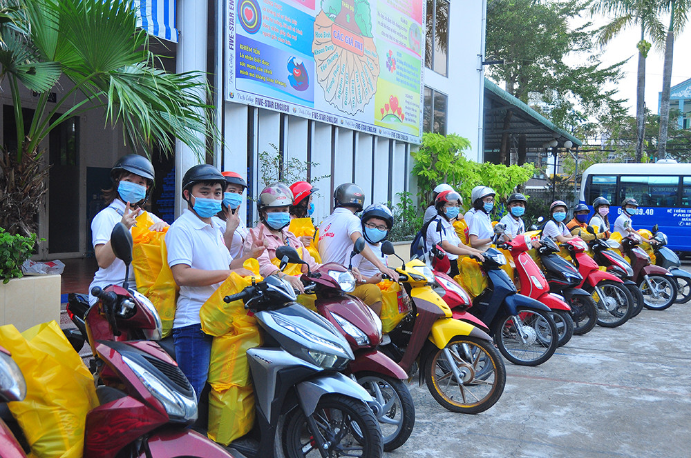 Ấm áp những phần quà dành tặng người nghèo đón Tết ảnh 6