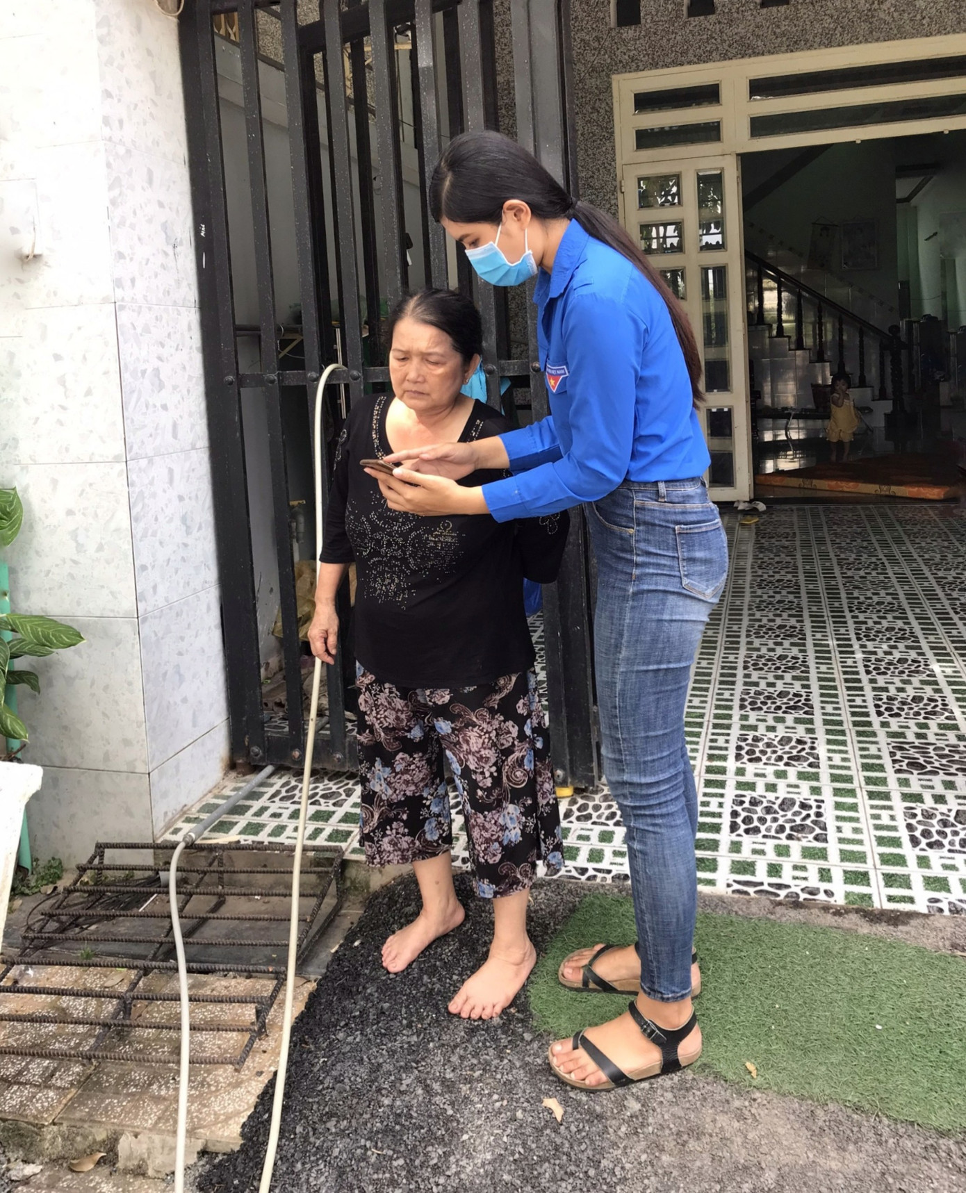 Thí sinh Hoa hậu Việt Nam 'gõ từng nhà' tuyên truyền phòng dịch COVID -19 ảnh 4