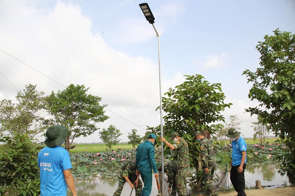 Tặng đèn năng lượng mặt trời ở chốt chặn cho chiến sỹ biên giới phòng dịch COVID-19 ảnh 4