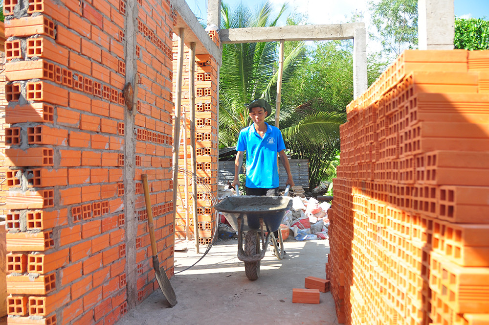 Chiến sỹ tình nguyện 'đội nắng' xây nhà giúp dân nghèo ảnh 11