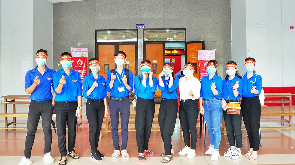 Hàng trăm bạn trẻ sôi nổi hiến máu tại trường ĐH An Giang ảnh 12